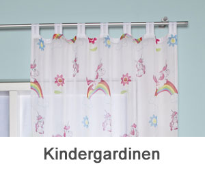 Kindergardine an einer Gardinenstange vorm Fenster