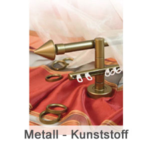 Gardinenstange mit Ringen und Endstück aus Metall und Kunststoff auf Gardinenstoff