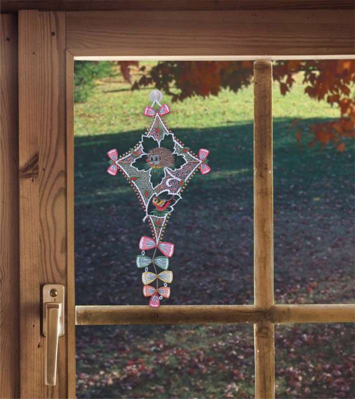 Spitzenbild Herbstdrachen am Fenster