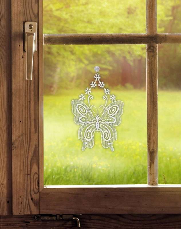 Fensterbild mit Schmetterling am Fenster