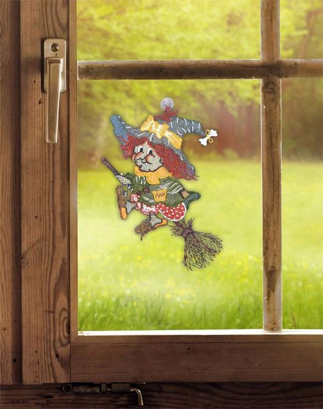 Fensterbild Kleine Hexe aus Plauener Spitze