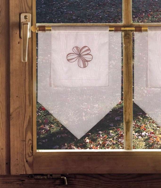 Scheibenhänger mit Blüte am Fenster