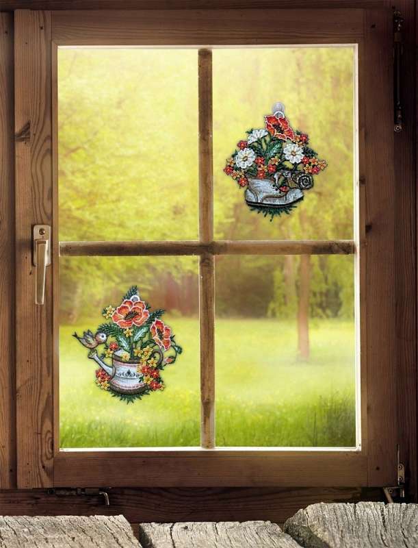 Fensterbilder mit Möhnblumen dekoriert