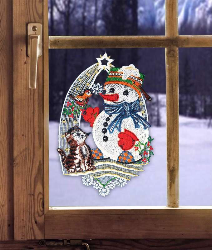 Schneemann mit Katze am Fenster dekoriert