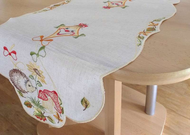 Herbsttischdecke IGEL MIT DRACHEN oval rustikale Tischdecken aus Plauener Spitze ® Landhausdeko