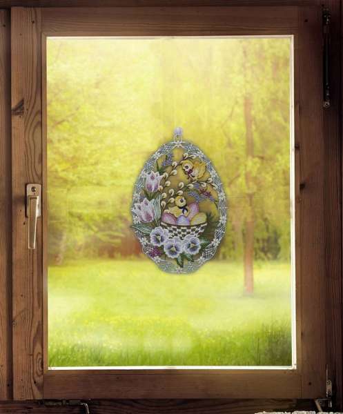 Fensterdeko mit Küken und Blüten