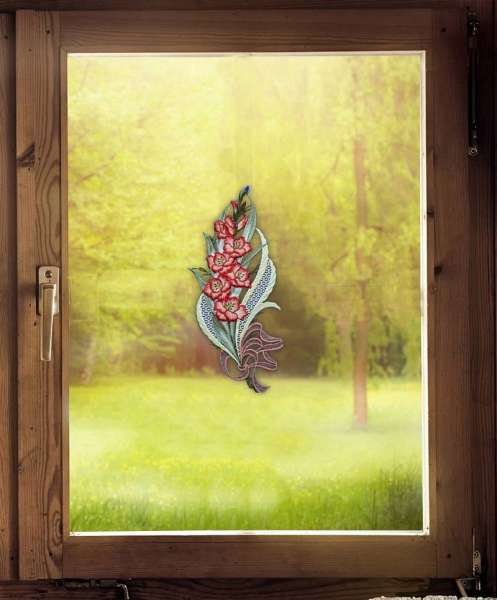 Fensterdeko mit Blütenstrauß dekoriert
