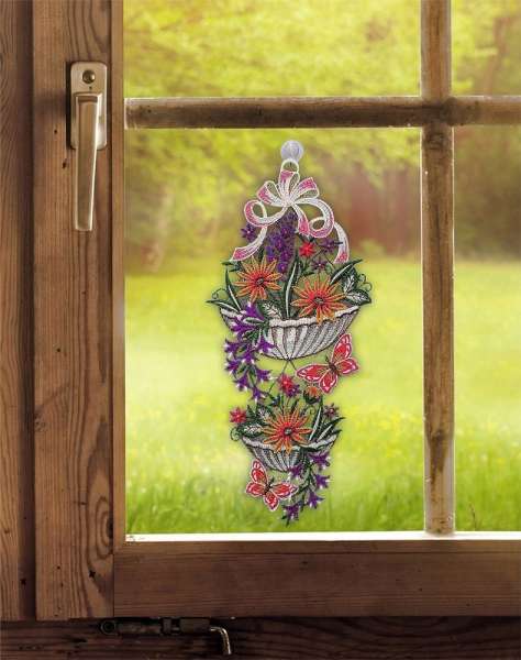 Spitzenbild Blumenampel am Fenster