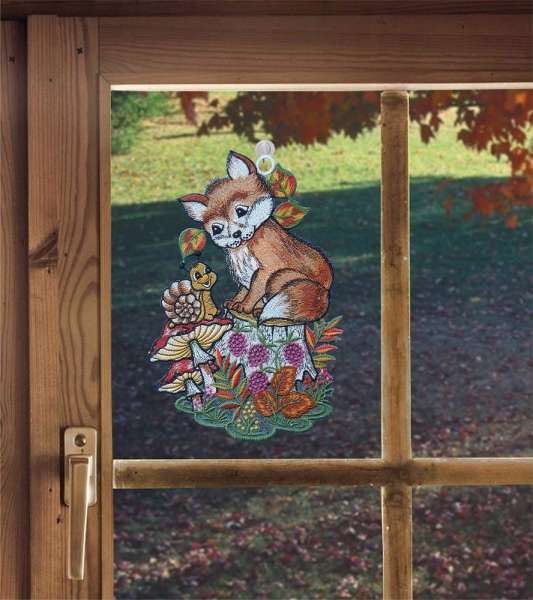 Fuchs mit Brombeeren am Fenster