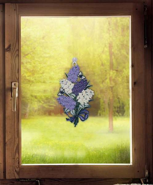 Spitzenbild mit Flieder und Schmetterling