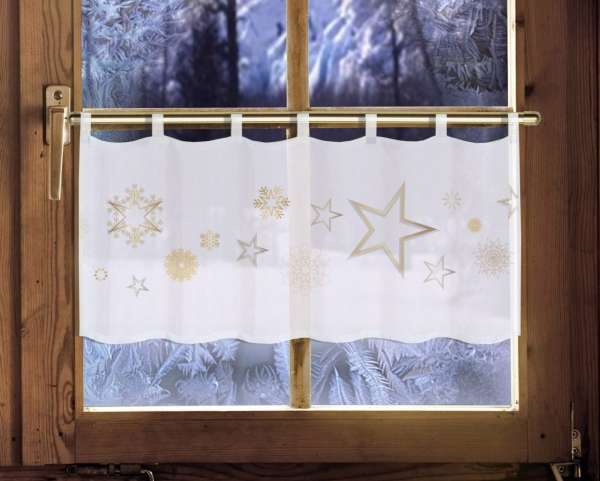 weihnachtliche Fensterdeko mit goldenen Sternen
