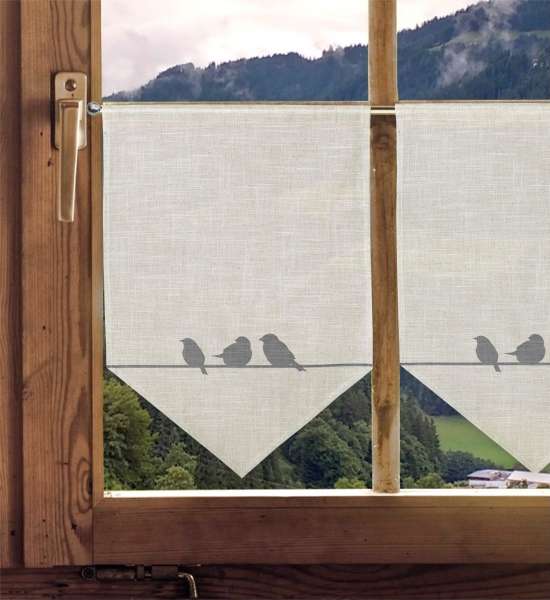 Scheibenhänger Vogel am Fenster dekoriert