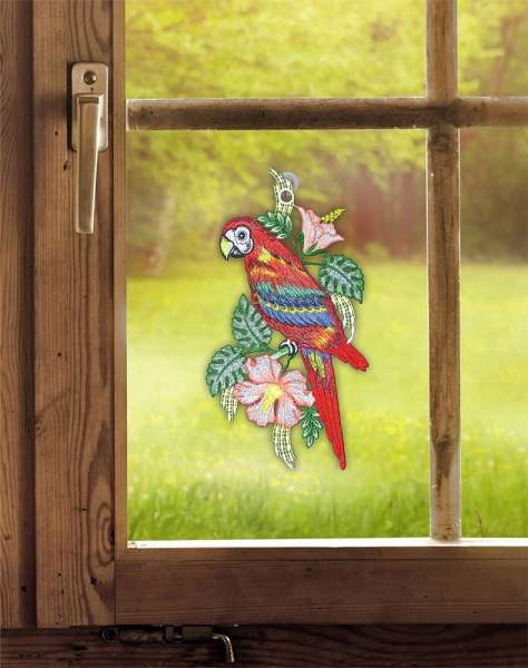 Spitzenbild sitzender Papagei am Fenster