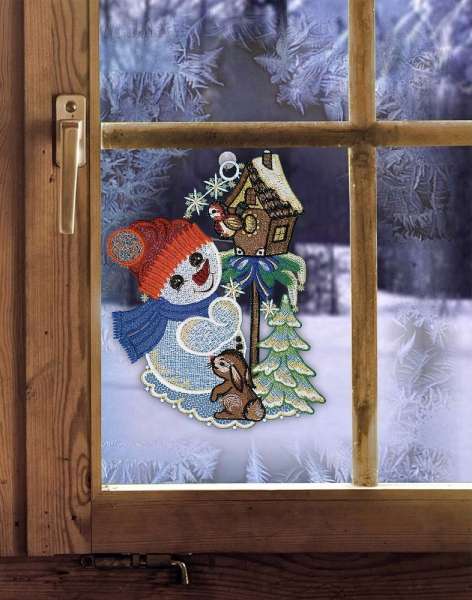 Fensterbild SÜßER SCHNEEMANN am Futterhaus aus Plauener Spitze Winterdeko