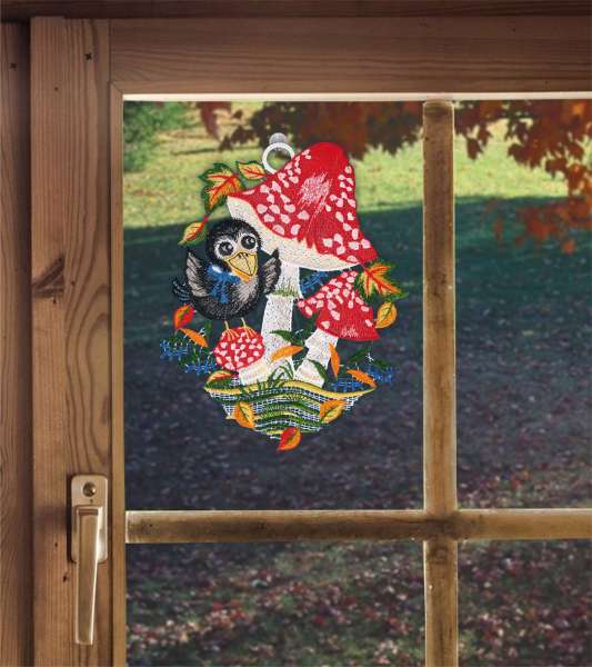 Fensterbild Rabe mit Fliegenpilz am Fenster dekoriert