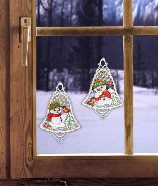 Schneemannduo am Fenster dekoriert
