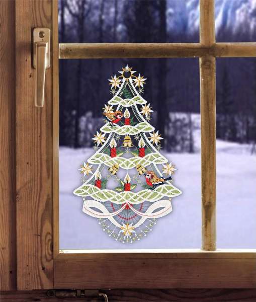 Weihnachtsbaum am Fenster dekoriert