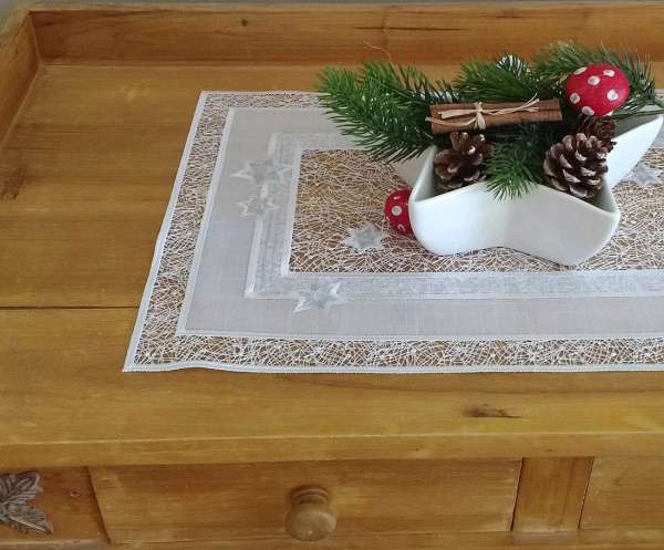 weihnachtliche Tischdeko mit Luftspitzendecke Sternenglanz silber