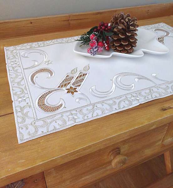 weihnachtliche Tischdeko mit Tischdecke Kerzenschein