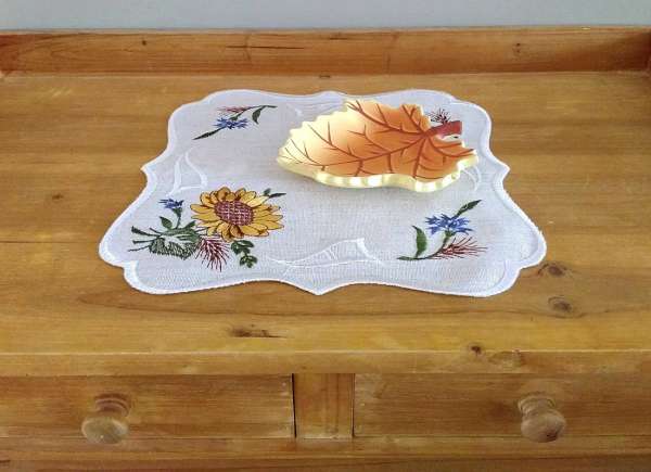 herbstlicher Tisch-Schmuck mit Sonnenblumen