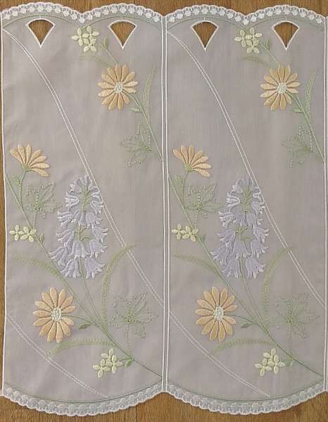 Ausschnitt Plauener Spitzegardine Blumenwiese