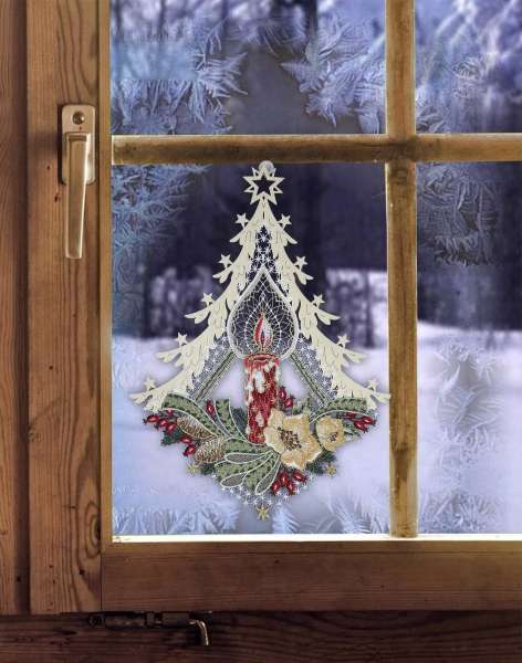 Fensterbild für Weihnachten aus Plauener Spitze Tanne mit Kerze und Hagebutten